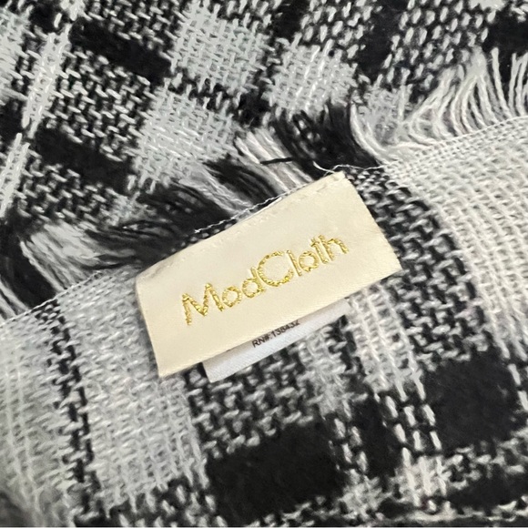 ModCloth Black White Loch and Key Glenn Plaid Blanket Scarf 55x56 - Picture 6 of 7